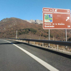 Cartel promocionando Somiedo en la AP-66. DL