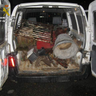 Los ladrones trasladaban el material en una furgoneta.