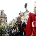 El obispo de León, Julián López, bendice los ramos en la Procesión de las Palmas.