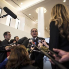 El doctor Zeev Rotstein, director del Sheba Medical Center, habla con con periodistas sobre la salud de Sharon.