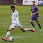Toni Villa, a la derecha, con la elástica del Real Valladolid, en un partido ante la Cultural frente al leonés Víctor Díaz 'Viti'.