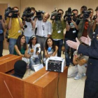 Un mando policial explica la mesa usada en la estafa.