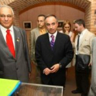 Abraham Haim, junto a Arturo Pereira, en la sala de la cripta del Museo del Bierzo.