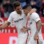 Ever Banega celebra con sus compañeros el primer gol ante el Girona. JULIO MUÑOZ