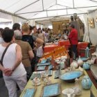 El numeroso público recorrió las varias carpas de la feria.