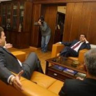 El alcalde de Ponferrada conversa en su despacho con el presidente de la Diputación Provincial