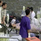 Médicos de un hospital argelino atienden en la calle a las víctimas del nuevo terremoto