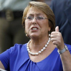 Michelle Bachelet saluda a sus seguidores, este lunes en Santiago.