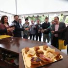 Tradicional brindis de autoridades con el que se inicia la Feria de Vino en Cacabelos. ANA F. BARREDO