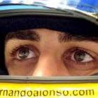 La mirada del piloto español Fernando Alonso parece estar pensando en su futuro más inmediato