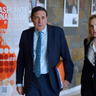 El consejero de Sanidad, Antonio Sáez, junto a la directora de la ONT, Beatriz Domínguez-Gil. N. GALLEGO