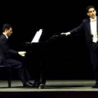 El tenor peruano, durante una de sus interpretaciones, acompañado por el pianista Vicenzo Scalera
