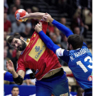 Jorge Maqueda pelea por el balón con el jugador galo Luc Abalo durante el partido Francia-España, de semifinales del Campeonato de Europa.