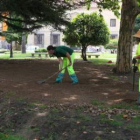 Efectivos del servicio de limpieza trabajan en la remodelación del Parque del Cid.