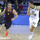 Marcelinho Huertas intenta superar a Diamantidis.