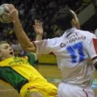 Kokcharov cae ante Krivochlykov en el Celje-Ademar del año 2001