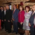 La directiva de Adepesca, con la alcaldesa y el obispo, durante los actos.
