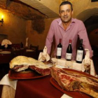 Roberto Fernández muestra la carne procedente de los bueyes que cría él mismo y que se puede degusta
