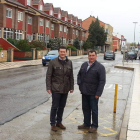 El alcalde y el concejal de Infraestructuras, en el tramo de la calle Real que se reformará.