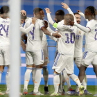 Los jugadores del Madrid celebran el segundo gol ante el Inter en el partido de la última jornada de la fase de grupos de la Champions. MOYA