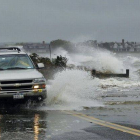 Un coche atraviesa un tramo inundado por los efectos del huracán 'Sandy' en Southampton, Nueva York.