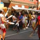 Espectáculo de saltimbanquis que abrió el mercado medieval durante la mañana de ayer en La Bañeza