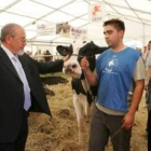 José Valín asistió ayer a la feria y exposición del concurso de ganado de raza frisona en Toral
