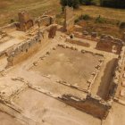 Vista áerea del conjunto, donde se aprecia el claustro con pavimento de canto rodado y el pozo de agua central.