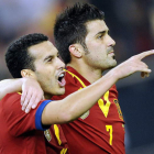 El delantero de la Selección española Pedro, autor de un doblete, celebra uno de sus tantos junto a Villa.