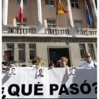 Varias personas se concentran en Santander tras a una pancarta con el lema «¿Qué pasó?»