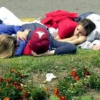 Un grupo de jóvenes descansa en un parque público