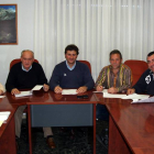Reguero, el concejal Cortina, el alcalde y los pedáneos de Villaquilambre y Villaobispo, durante la firma.