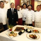 Los responsables del restaurante Conde Luna, con los platos.