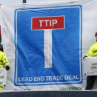 Protesta de Greenpeace contra el TTIP en Bruselas.