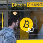 Un ciudadano israelí pasa delante de una oficina de cambio de bitcoines, en Tel-Aviv.