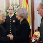 Los reyes eméritos dan el pésame a la viuda del exvicepresidente del Gobierno, Pilar Goya. JP GANDUL