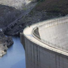 Una vista de la presa, construida hace ya tres lustros.
