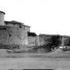 Imagen antigua de la muralla en la zona que hoy es la plaza del Espolón y la Era del Moro