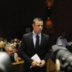 Pistorius, ayer, durante la vista de los cargos por asesinato.