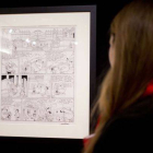 Una mujer mira la plancha de Astérix subastada a beneficio de los familiares de los dibujantes de 'Charlie Hebdo'.