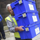 Un operario carga las urnas electorales en un camión en la jornada anterior a la celebración del referéndum.