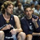 Gasol y Navarro conversan en el banquillo ayer, en Madrid