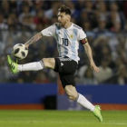 Messi controlando el balón en el amistoso del miércoles frente a Haití en la Bombonera