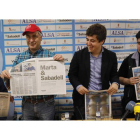 Vassily Ivanchuk provoca las sonrisas de sus rivales al abrir el suplemento del Magistral del Diario de León por su entrevista. RAMIRO