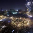 Miles de personas, en la cairota plaza Tahrir tras conocer que el presidente renunciaba a su puesto.