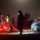 Los bomberos consiguieron extinguir el fuego pero fue imposible evitar que el coche terminara totalmente calcinado. BOMBEROS DE LEÓN