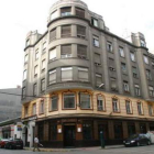 El café-bar Cohiba estaba en los bajos de este edificio de la avenida de Valdés, ahora demolido.
