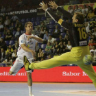Ojalá esta imagen se repita mucho el domingo: Stranovsky batiendo por bajo a Barrufet.