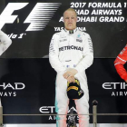 Bottas, vencedor en Abu Dabi, escoltado en el podio por Hamilton y Vettel. VALDRIN XHEMAJ