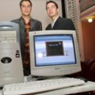 Los dos jóvenes informáticos presentaron la nueva página web en el teatro villafranquino